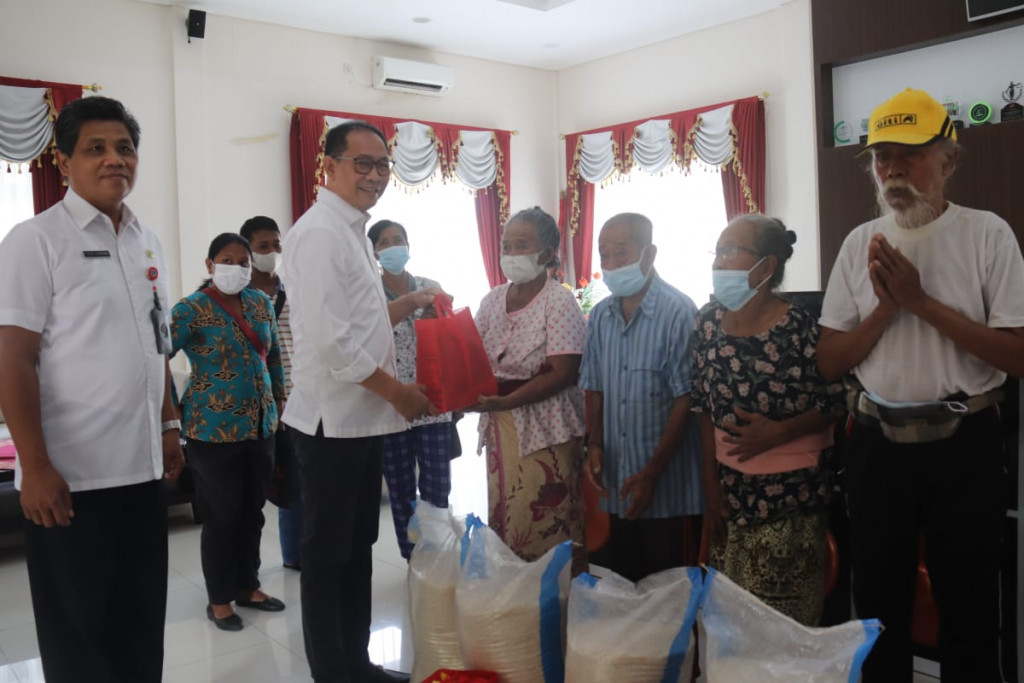 Wabup Suiasa Serahkan Bantuan Sembako Kepada Lansia dan Disabilitas